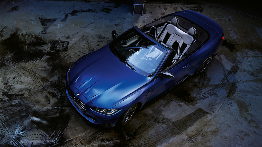 BMW M4 Competition Cabrio met M xDrive G83 2021 BMW Individual Frozen Portimao Blau metallic vogelperspectief met geopende kap BMW M4 Competition Cabrio met M xDrive G83 2021 BMW Individual Frozen Portimao Blau metallic vogelperspectief met geopende kap