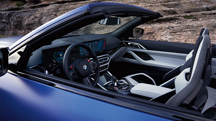 BMW M4 Competition Cabrio met M xDrive G83 2021 interieur met open kap BMW M4 Competition Cabrio met M xDrive G83 2021 BMW Individual Frozen Portimao Blau metallic cockpit en interieur met open kap