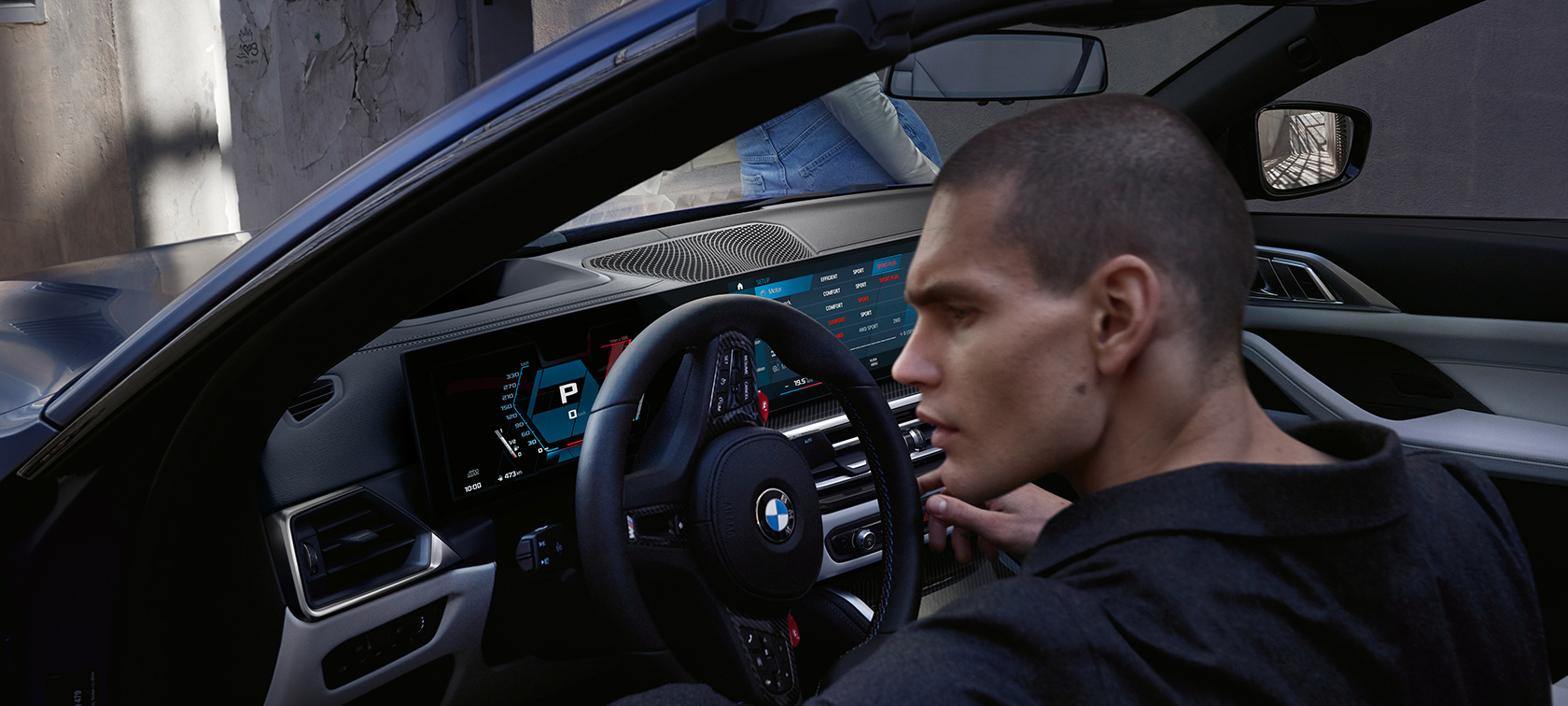 BMW M4 Competition Cabrio met M xDrive G83 2021 cockpit BMW M4 Competition Cabrio met M xDrive G83 2021 BMW Individual Frozen Portimao Blau metallic cockpit met geopende deur en mannelijk model