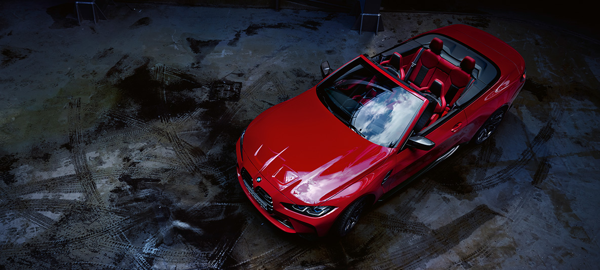 BMW Individual Imolarot metallic BMW M4 Competition Cabrio met M xDrive G83 2021 BMW M4 Competition Cabrio met M xDrive G83 2021 BMW Individual Imolarot metallic driekwart vooraanzicht van bovenaf met geopende stoffen kap