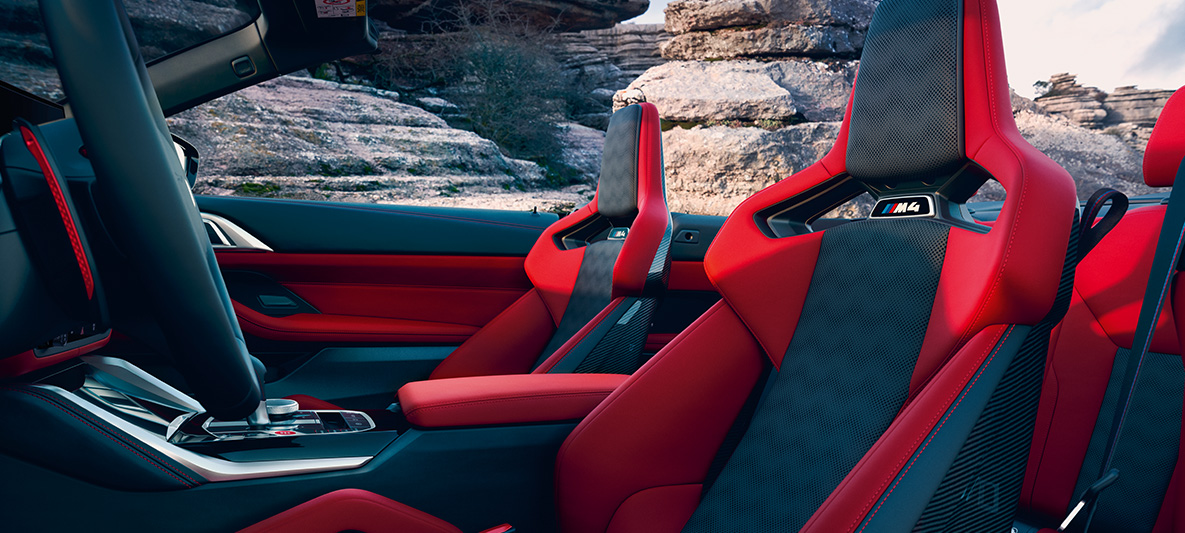 BMW Individual binnenbekleding volleder Merino Fionarot/Schwarz BMW M4 Competition Cabrio met M xDrive G83 2021 BMW Individual binnenbekleding volleder Merino Fionarot/Schwarz BMW M4 Competition Cabrio met M xDrive G83 2021 interieur zijaanzicht met geopende stoffen kap