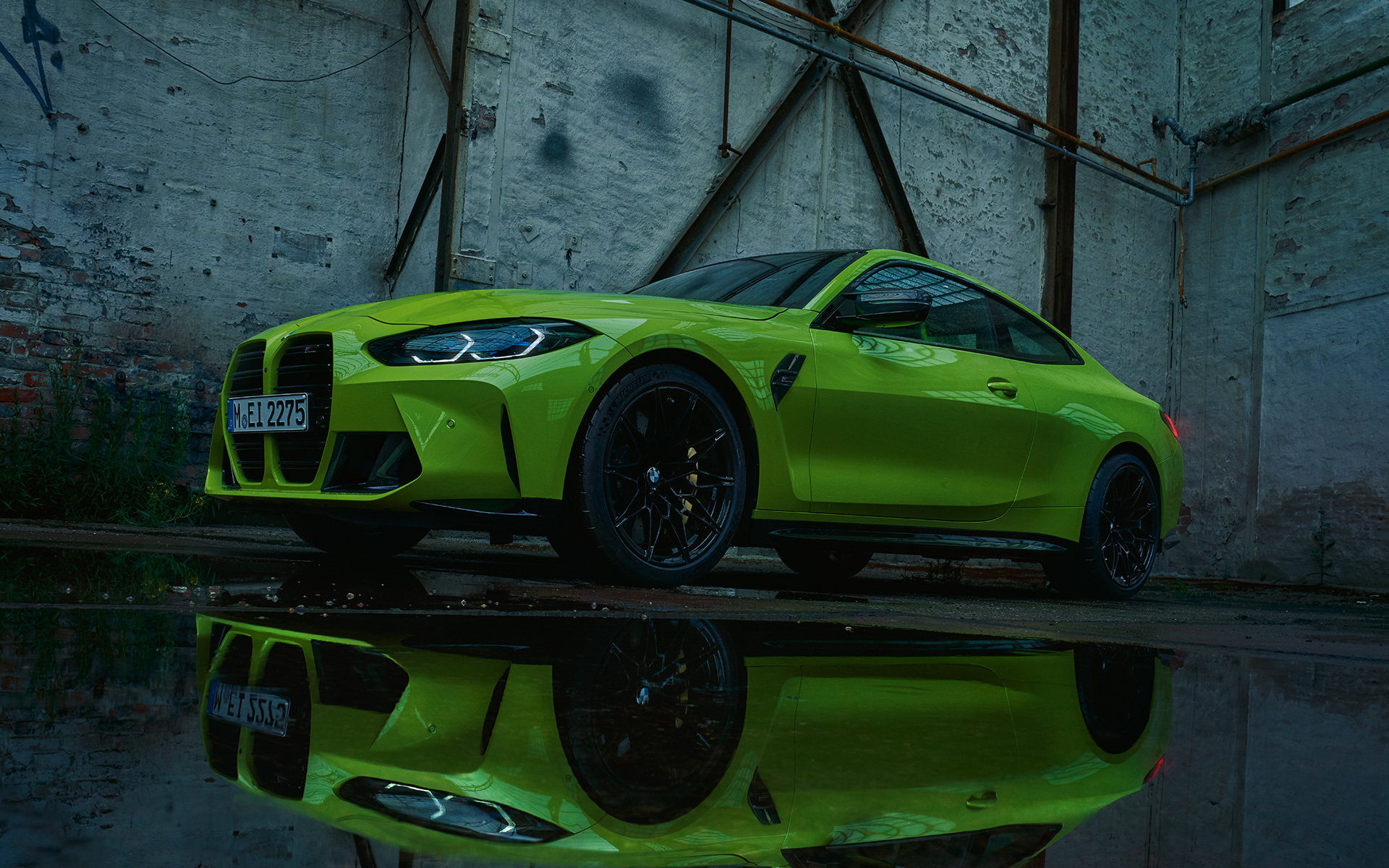 BMW M4 Competition Coupé G82 2020 Sao Paulo Gelb driekwart vooraanzicht