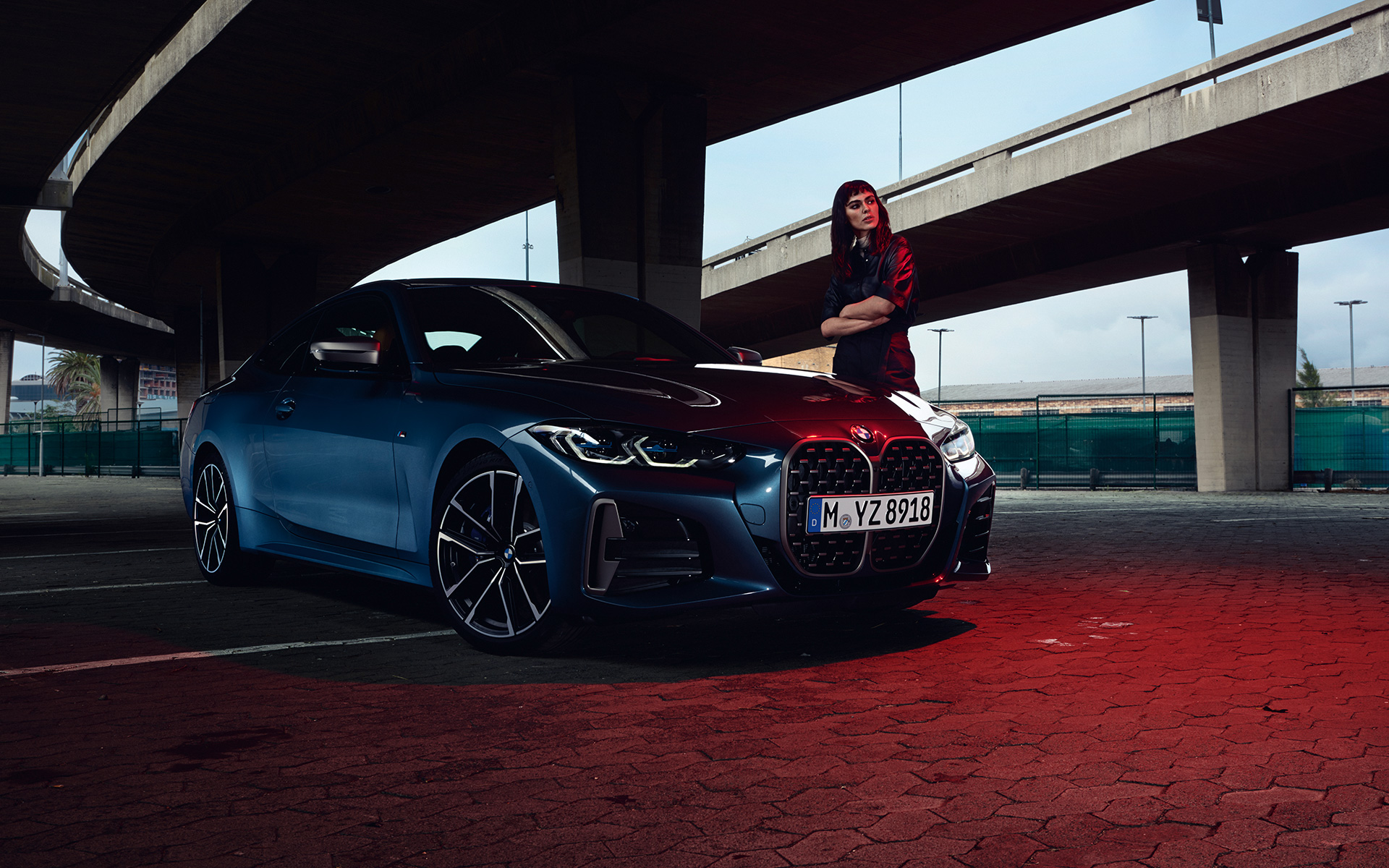 BMW M440i xDrive Coupé G22 2020 G82 2020 Arctic Race Blue metallic driekwart vooraanzicht met model