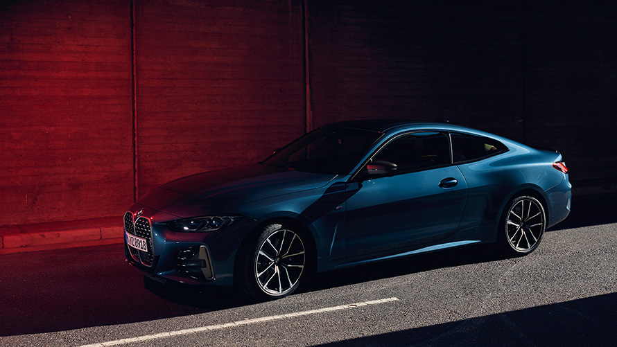BMW M440i xDrive Coupé G22 2020 Arctic Race Blue metallic driekwart vooraanzicht rijdend