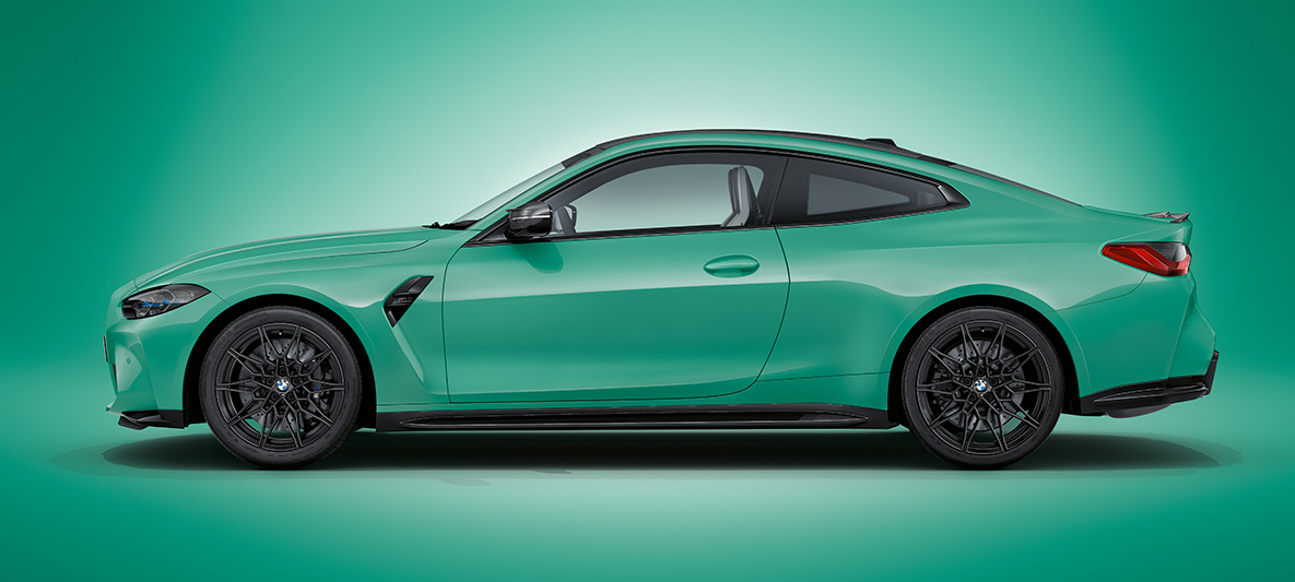 BMW M4 Coupé BMW Individual Mint metallic G82 2021 zijaanzicht stilstaand BMW M4 Coupé BMW Individual Mint metallic G82 2021 zijaanzicht stilstaand