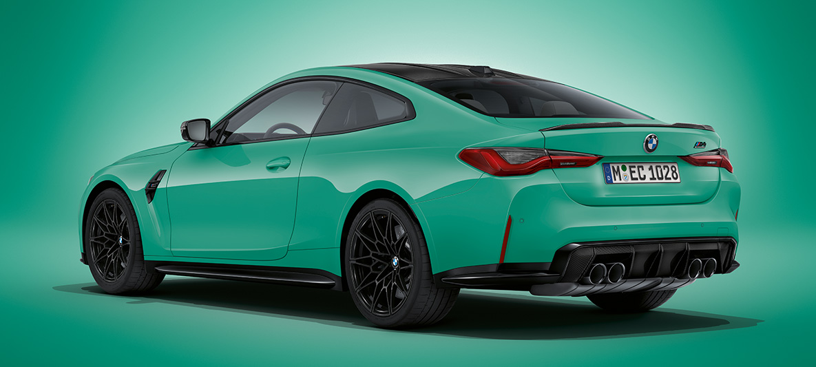 BMW M4 Coupé BMW Individual Mint metallic G82 2021 driekwart achteraanzicht stilstaand BMW M4 Coupé BMW Individual Mint metallic G82 2021 driekwart achteraanzicht stilstaand
