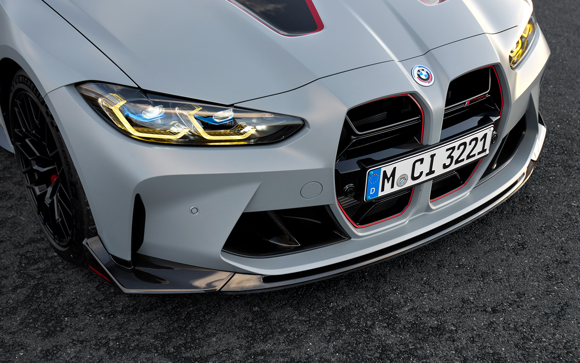 M Carbon frontsplitter BMW M4 CSL G82 BMW M4 CSL G82 BMW Individual 'Special Request' Frozen Brooklyn Grey metallic M Carbon frontsplitter close-up vooraanzicht