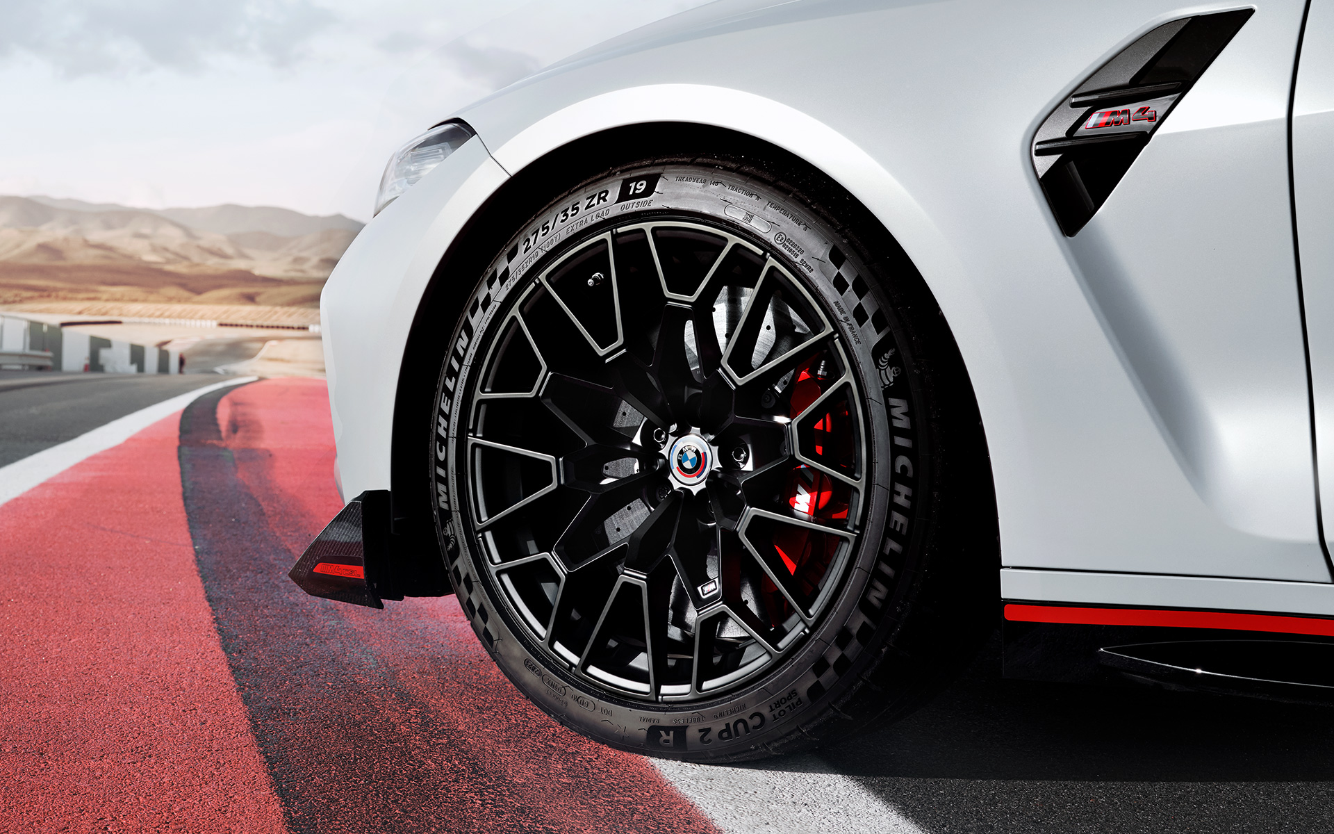 M Carbon keramische remmen in Rot hochglänzend BMW M4 CSL G82 BMW M4 CSL G82 BMW Individual 'Special Request' Frozen Brooklyn Grey metallic M Carbon keramische remmen in Rot hochglänzend met lichtgewicht velg