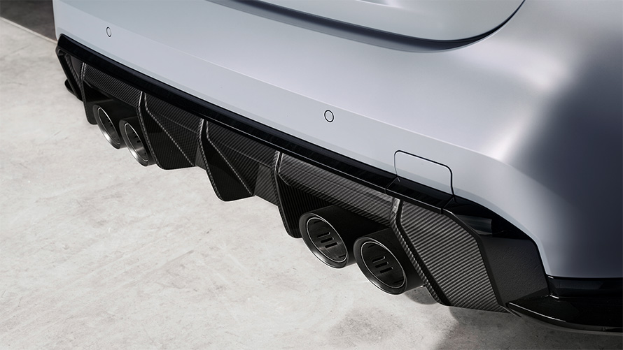 Titanium uitlaatsysteem met uitlaatpijpen in Schwarz matt BMW M4 CSL G82 BMW M4 CSL G82 BMW Individual 'Special Request' Frozen Brooklyn Grey metallic titanium uitlaatsysteem met uitlaatpijpen in Schwarz matt close-up achteraanzicht