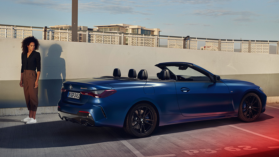 BMW Financial Services voor de BMW 4 Reeks Cabrio Koppel staat voor witte BMW X in hal BMW Financial Services