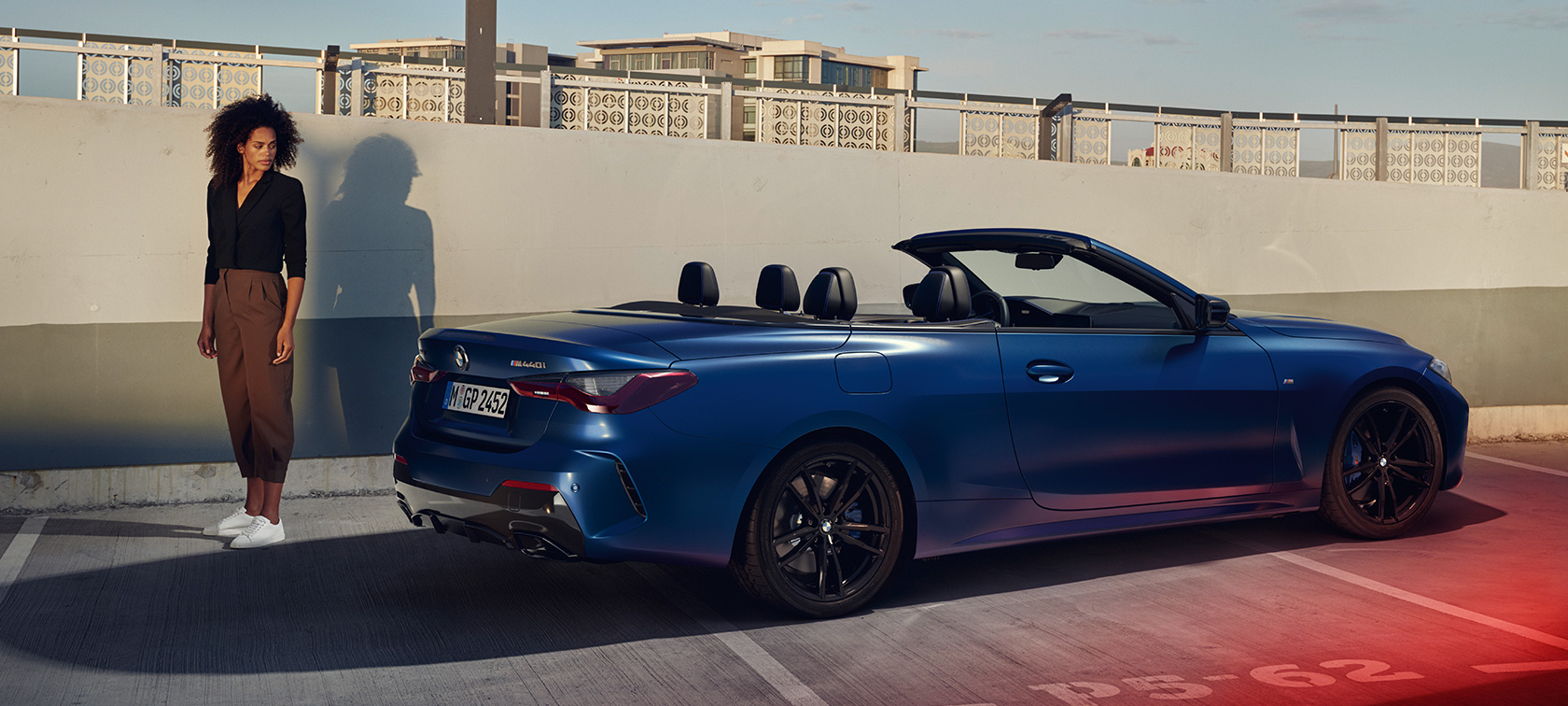 Vue de trois quarts arrière de la BMW M440i xDrive Cabrio G23 2020 BMW M440i xDrive Cabrio G23 2020 BMW Individual Frozen Portimao Blau metallic, vue de trois quarts arrière avec modèle