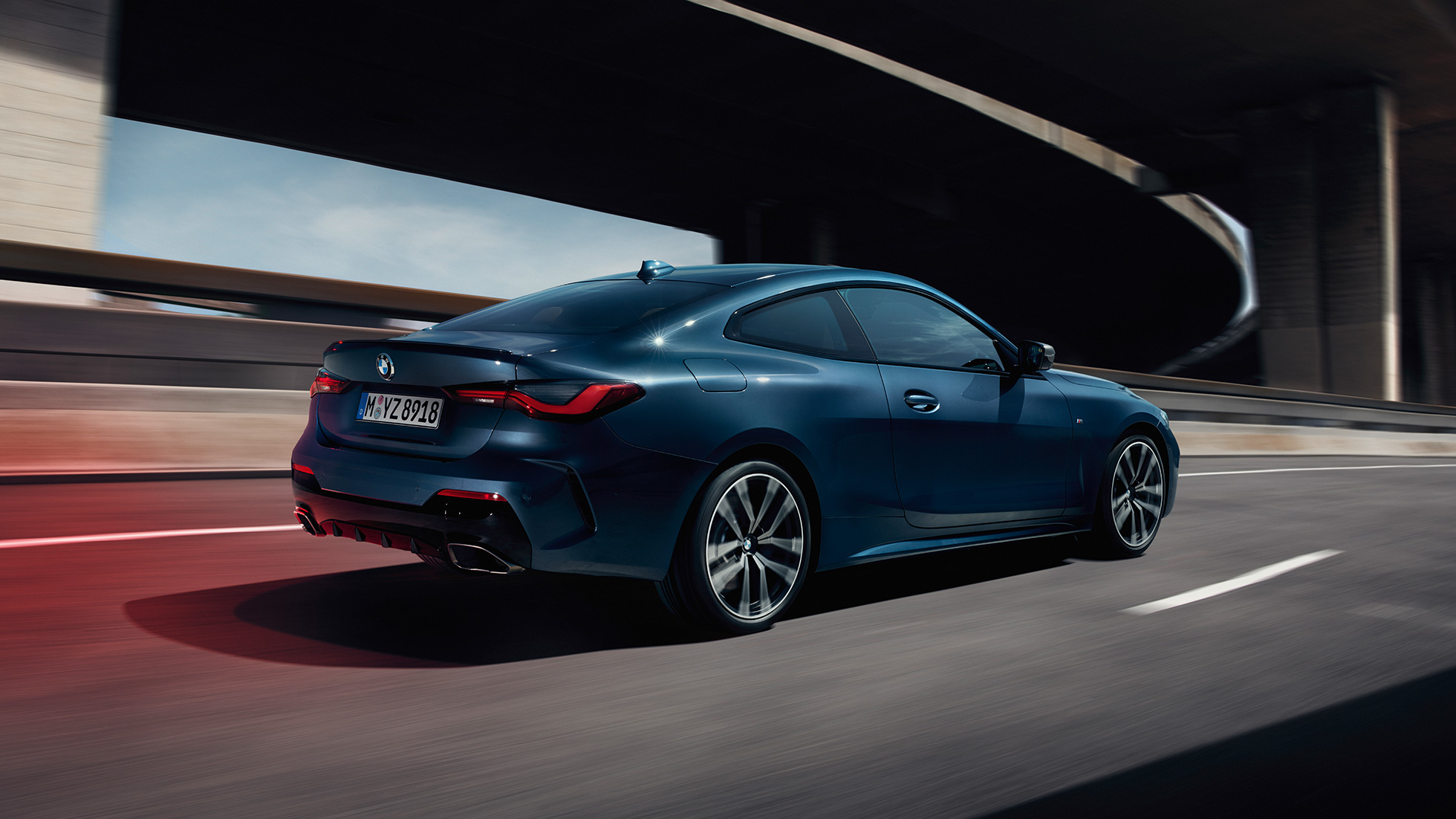 Driekwart achteraanzicht BMW M440i xDrive Coupé G22 2020 BMW M440i xDrive Coupé Arctic Race Blue metallic G22 2020 driekwart zijaanzicht
