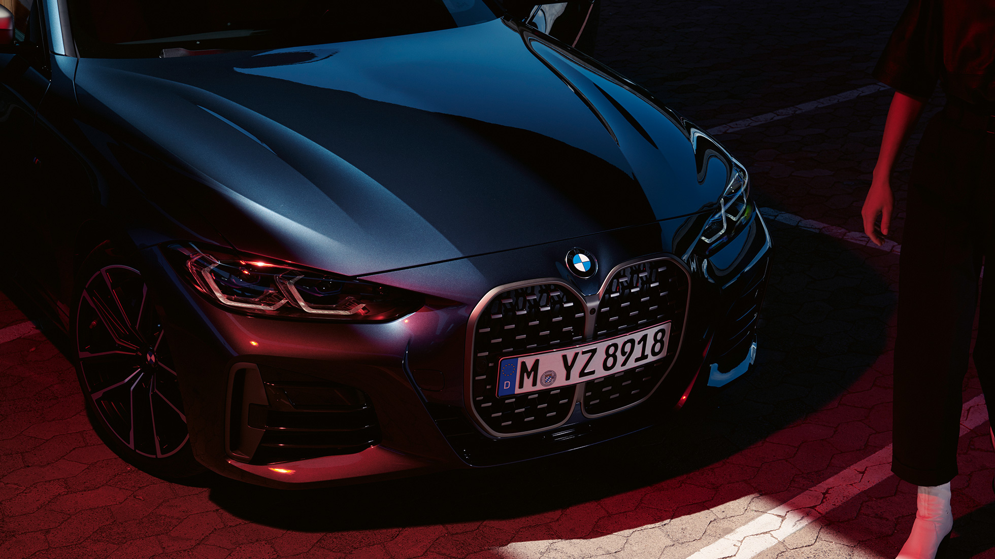Dubbele BMW nieren BMW M440i xDrive Coupé G22 2020 BMW M440i xDrive Coupé Arctic Race Blue metallic G22 2020 driekwart vooraanzicht dubbele BMW nieren