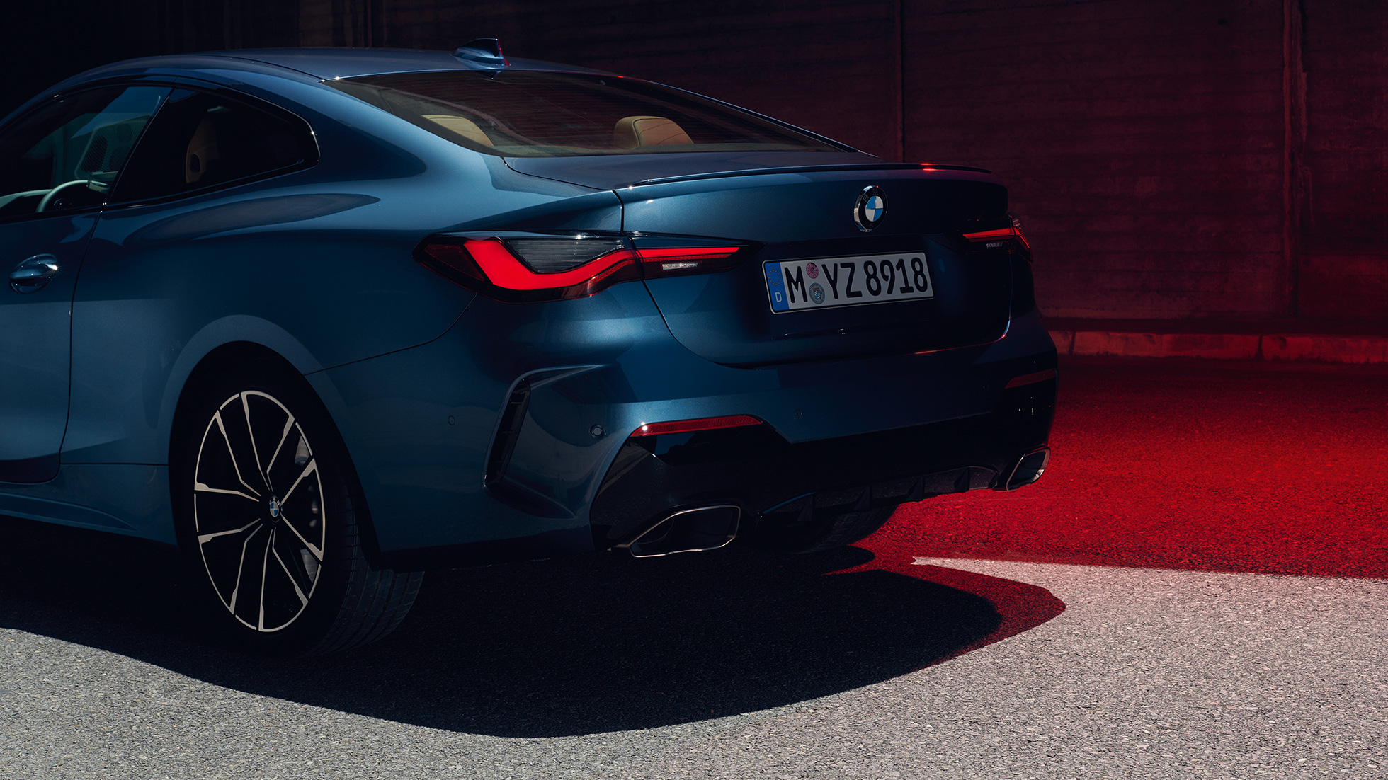 Driekwart achteraanzicht achterlichten BMW M440i xDrive Coupé G22 2020 BMW M440i xDrive Coupé Arctic Race Blue metallic G22 2020 driekwart achteraanzicht achterlichten