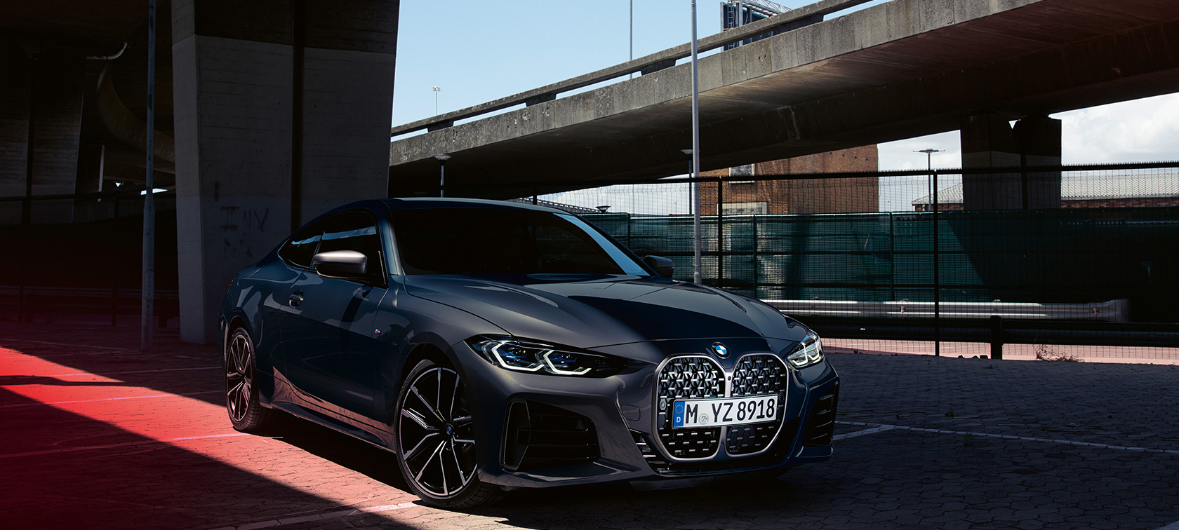Driekwart zijaanzicht BMW M440i xDrive Coupé G22 2020 BMW M440i xDrive Coupé Dravitgrau metallic G22 2020 driekwart zijaanzicht
