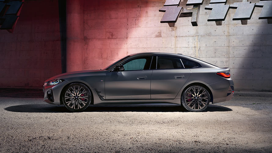 BMW M440i xDrive Gran Coupé G26 2021 zijaanzicht BMW M440i xDrive Gran Coupé G26 2021 Frozen Pure Grey metallic zijaanzicht voor wand