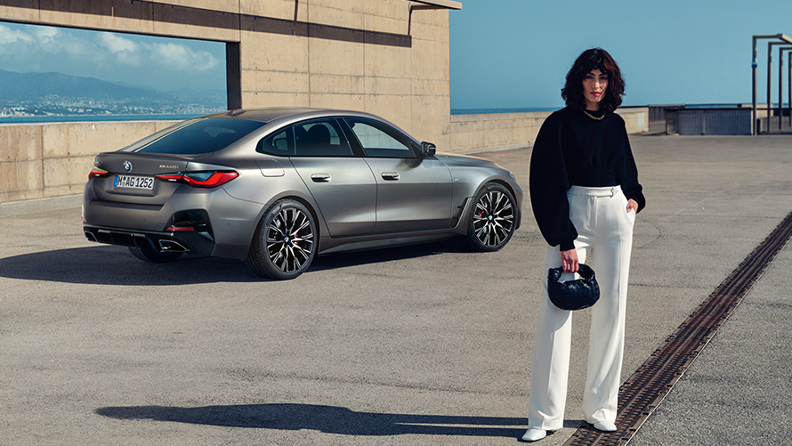 BMW M440i xDrive Gran Coupé G26 2021 driekwart achteraanzicht met model BMW M440i xDrive Gran Coupé G26 2021 Frozen Pure Grey metallic driekwart achteraanzicht met model