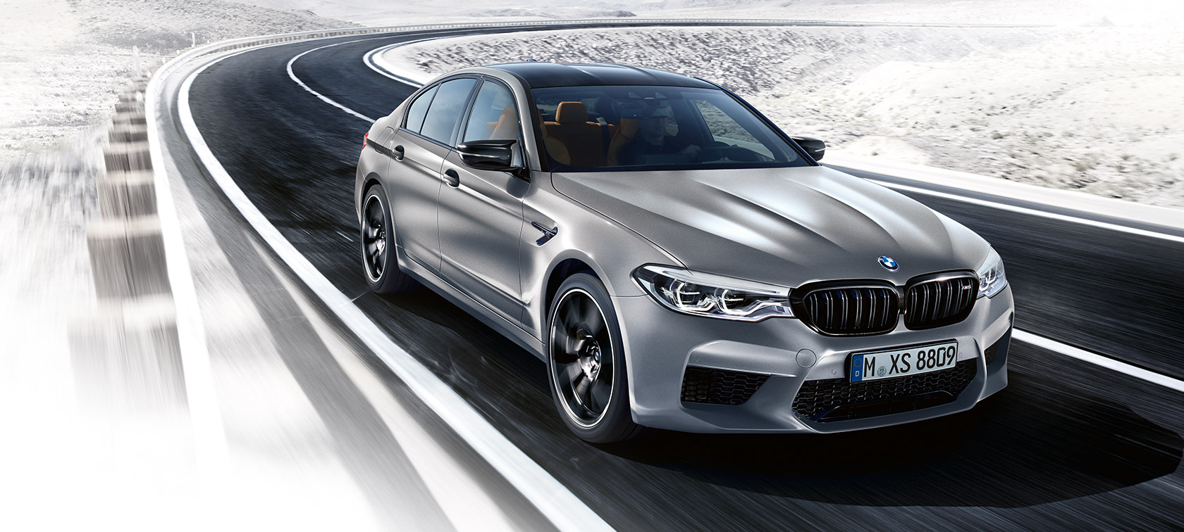 Aperçu du design. BMW M5 Competition en marche, vue de trois quarts face.