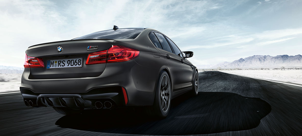 Sorties d’échappement. BMW M5 Edition 35 Jahre en marche, vue de trois quarts arrière.