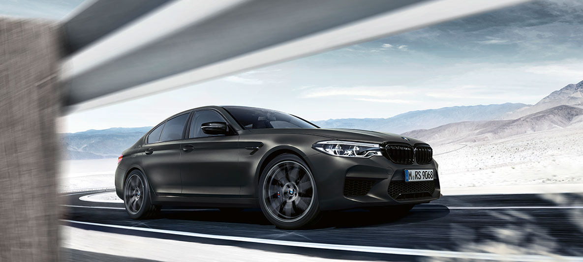 Prises d'air. BMW M5 Edition 35 Jahre en marche, vue de profil.
