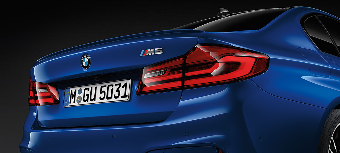 Dénomination M5. BMW M5, vue arrière, vue de détail de la dénomination M5.