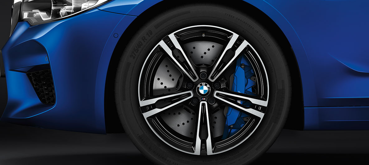 Jantes en alliage léger M5 et freins M en carbone-céramique. BMW M5, vue de détail des jantes en alliage léger et des freins M en carbone-céramique.