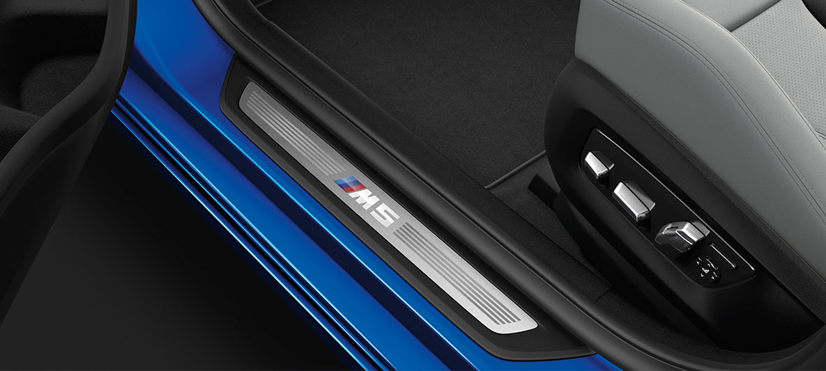 Seuils de porte M5. BMW M5, vue de détail des seuils de porte.