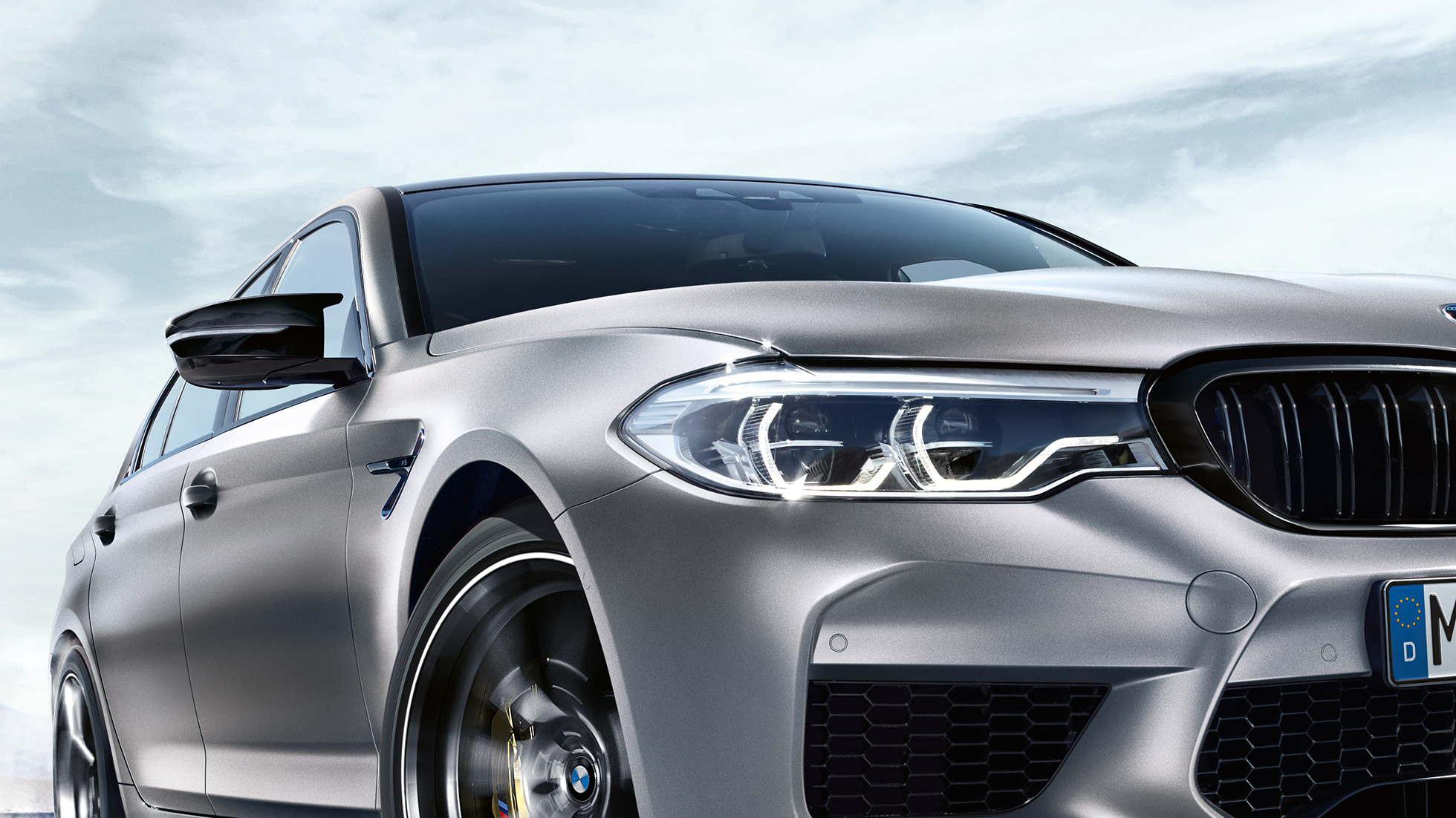 Phares avant LED. BMW M5 Competition avec phares avant LED, vue de trois quarts face.