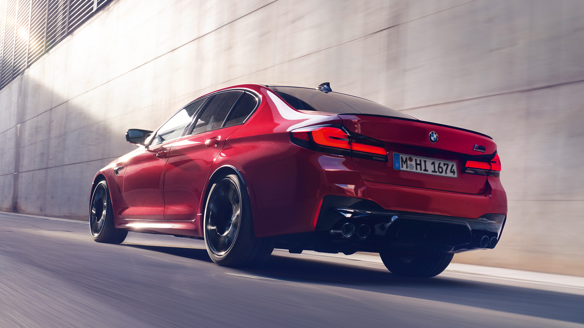 BMW M5 Competition F90 LCI facelift 2020 driekwart achteraanzicht BMW M5 Competition F90 LCI facelift 2020 BMW Individual Imola Rot driekwart achteraanzicht rijdend