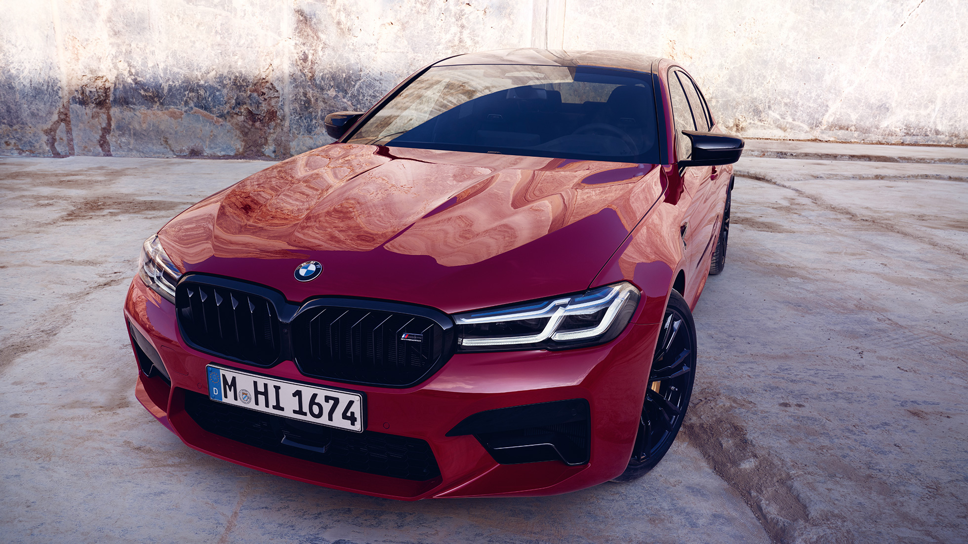 M design BMW M5 Competition F90 LCI facelift 2020 driekwart vooraanzicht M design BMW M5 Competition F90 LCI facelift 2020 BMW Individual Imola Rot driekwart vooraanzicht