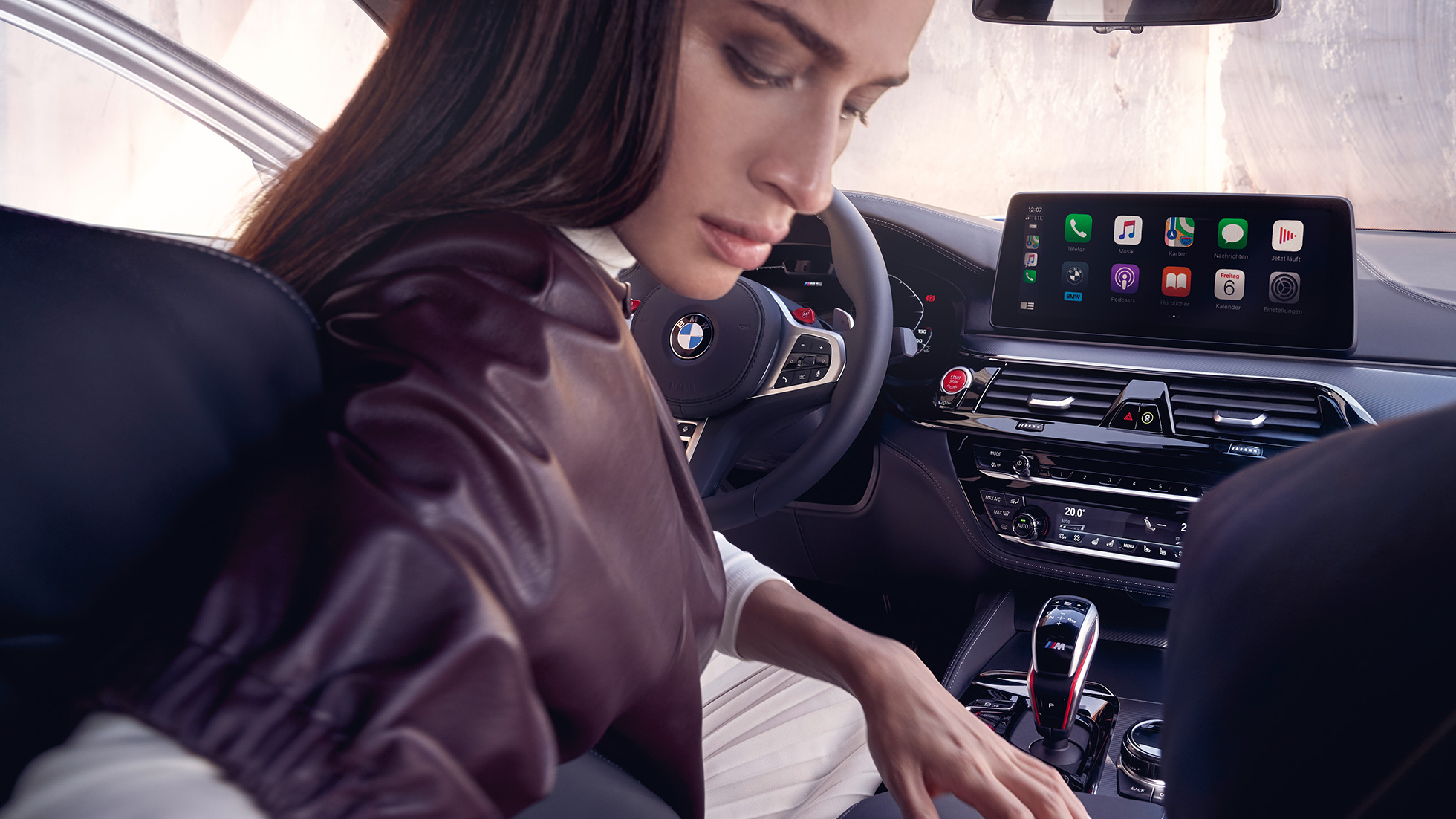 BMW M5 Competition F90 LCI facelift 2020 cockpit BMW M5 Competition F90 LCI facelift 2020 interieur cockpit vrouw aan het stuur