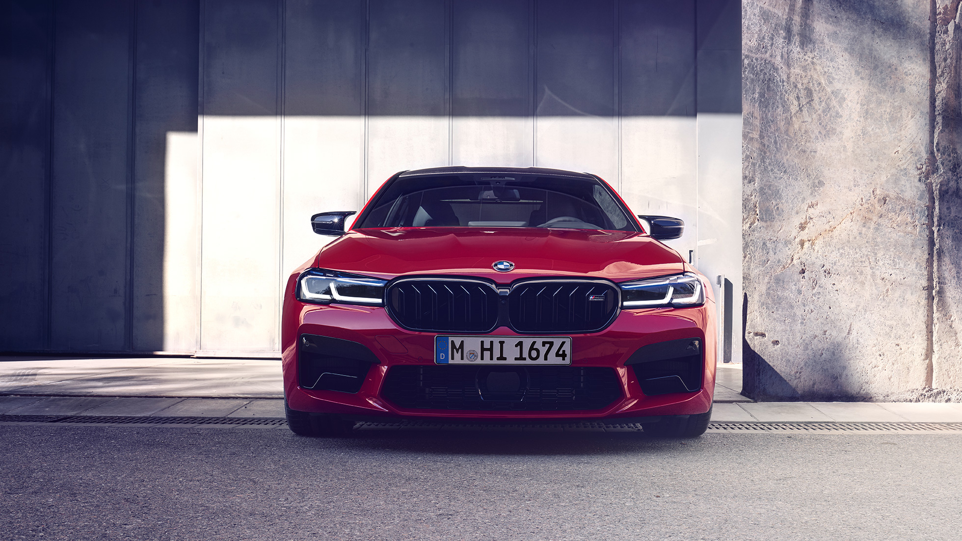 Voorkant met nieuwe nieren BMW M5 Competition F90 LCI facelift 2020 Voorkant met nieuwe nieren BMW M5 Competition F90 LCI facelift 2020 BMW Individual Imola Rot vooraanzicht