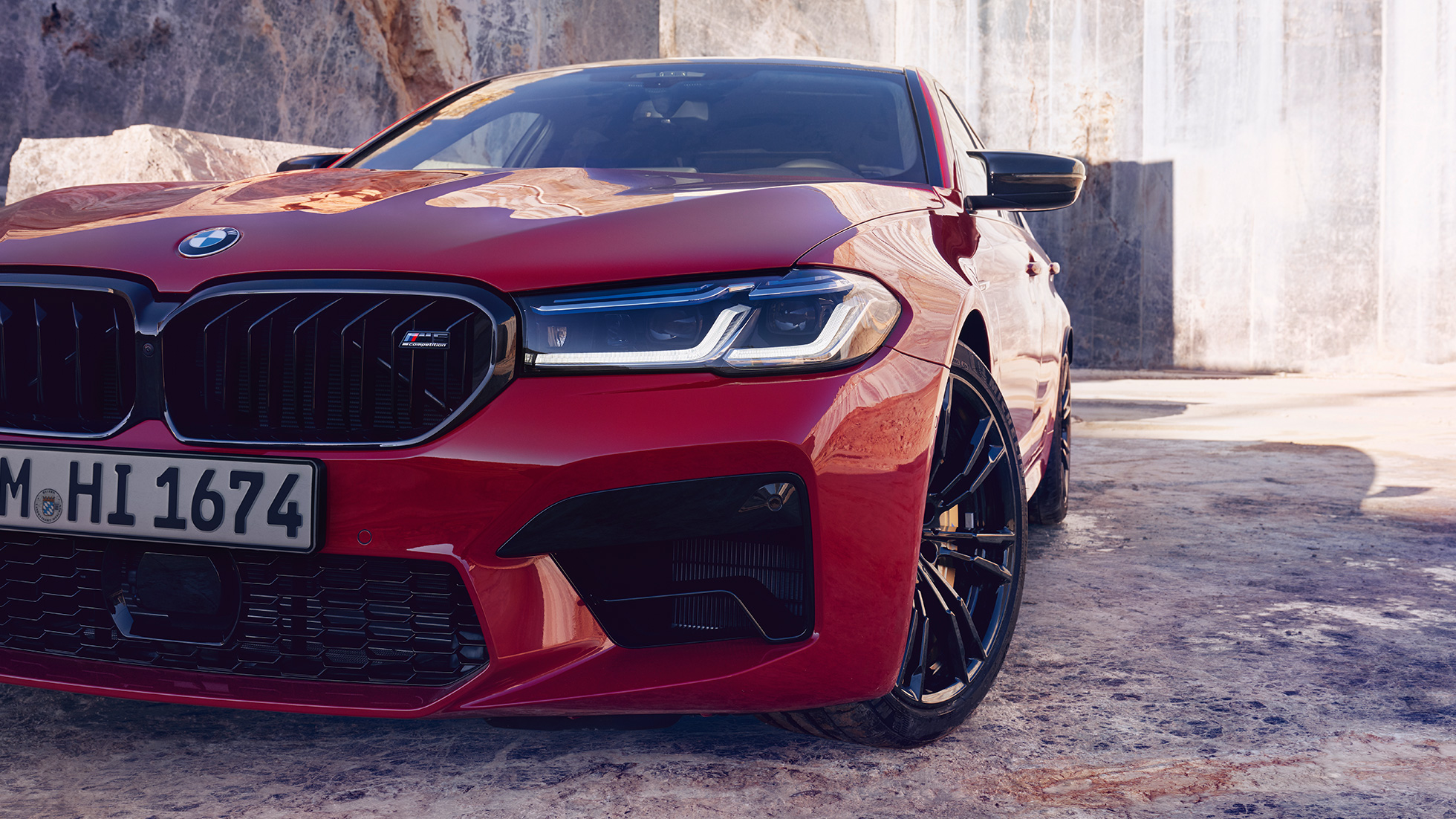 BMW Laserlight BMW M5 Competition F90 LCI facelift 2020 close-up voorkant BMW Laserlight BMW M5 Competition F90 LCI facelift 2020 BMW Individual Imola Rot close-up voorkant