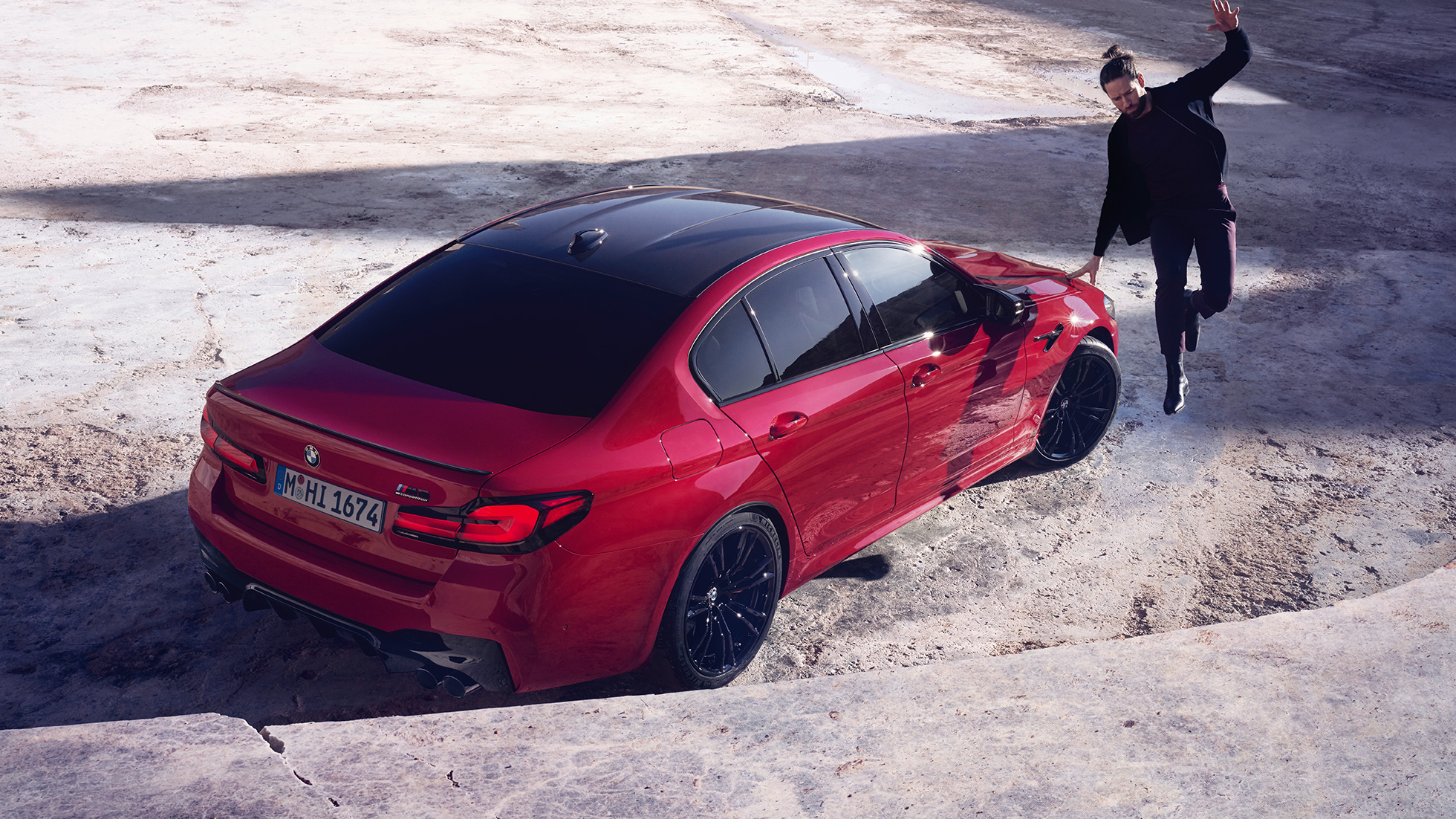 BMW M5 Competition F90 LCI facelift 2020 driekwart achteraanzicht vanuit vogelperspectief BMW M5 Competition F90 LCI facelift 2020 BMW Individual Imola Rot vanuit vogelperspectief