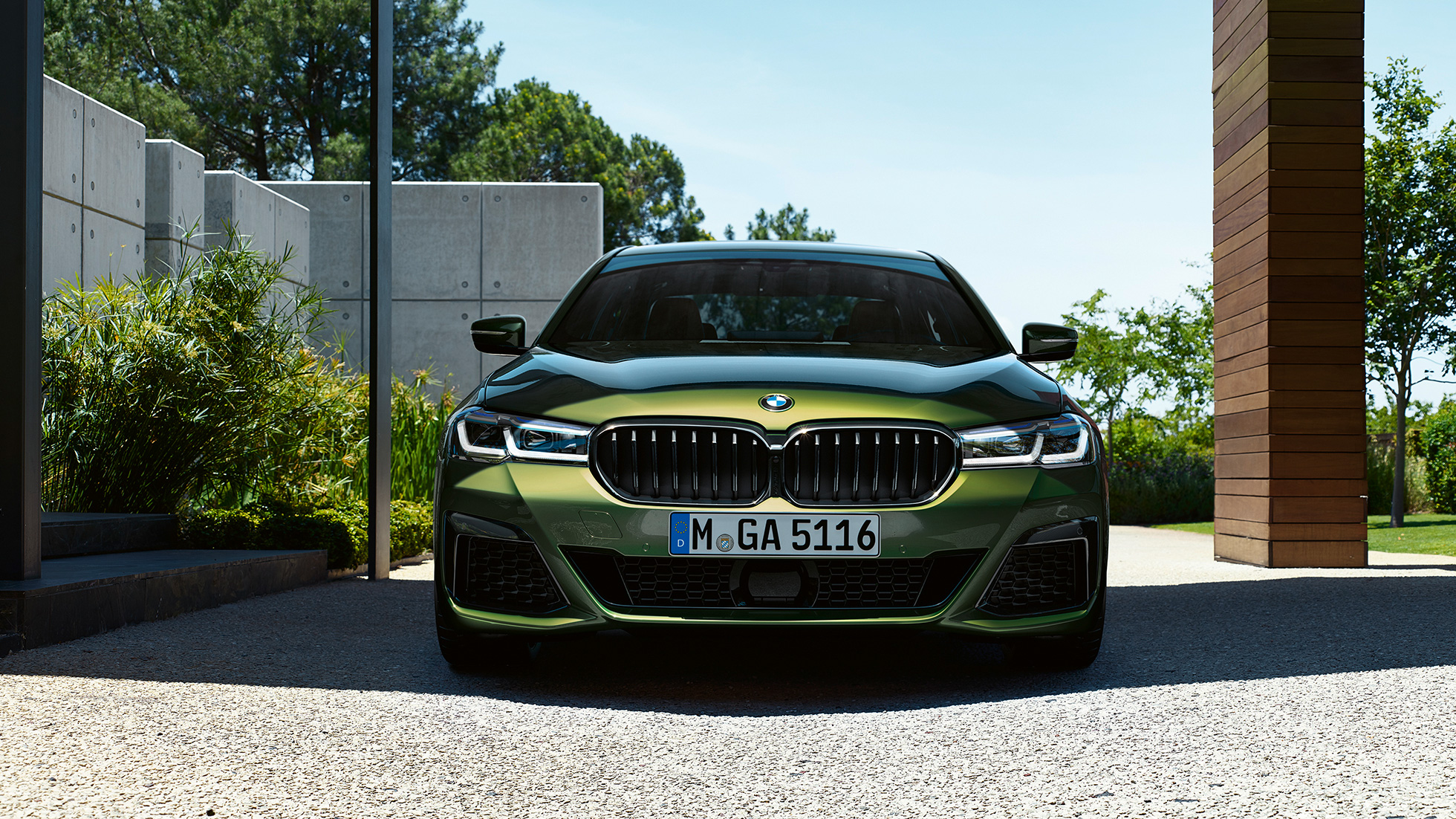 Voorkant met nieuwe nieren BMW M550i xDrive Berline G30 LCI facelift 2020 Voorkant met nieuwe nieren BMW M550i xDrive Berline G30 LCI facelift 2020 BMW Individual Verde Ermes metallic vooraanzicht