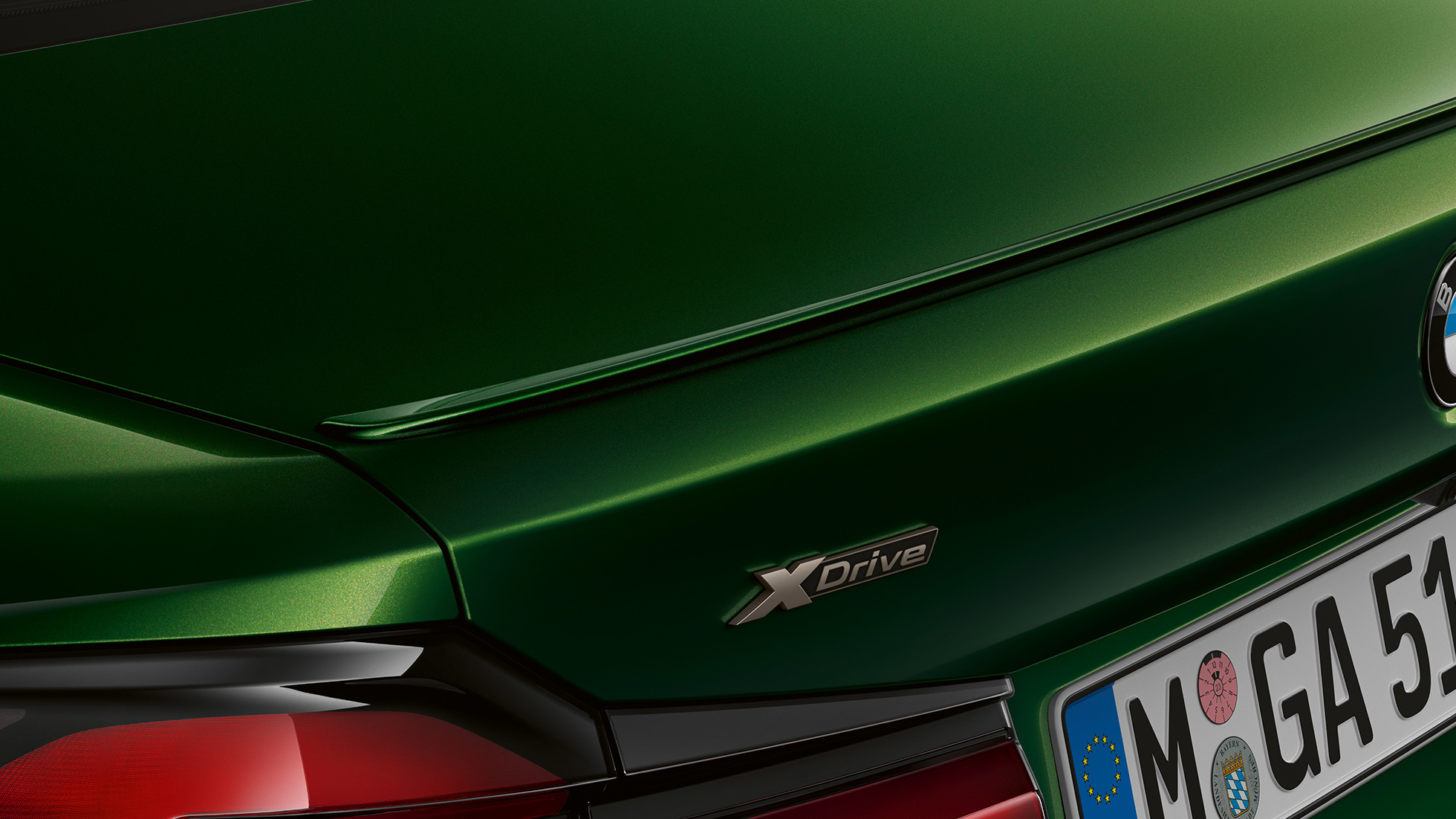 Achterspoiler BMW M550i xDrive Berline G30 LCI facelift 2020 close-up achterkant Achterspoiler BMW M550i xDrive Berline G30 LCI facelift 2020 BMW Individual Verde Ermes metallic close-up achterkant