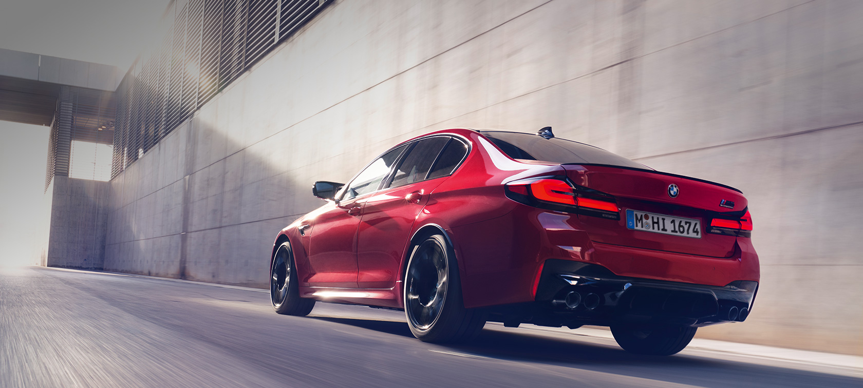 BMW M5 Competition F90 LCI facelift 2020 driekwart achteraanzicht rijdend BMW M5 Competition F90 LCI facelift 2020 BMW Individual Imola Rot driekwart achteraanzicht rijdend