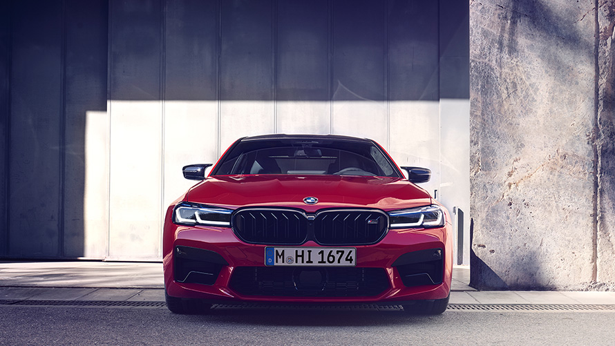 BMW M5 Competition F90 LCI facelift 2020 BMW Individual Imola Rot vooraanzicht parkerend