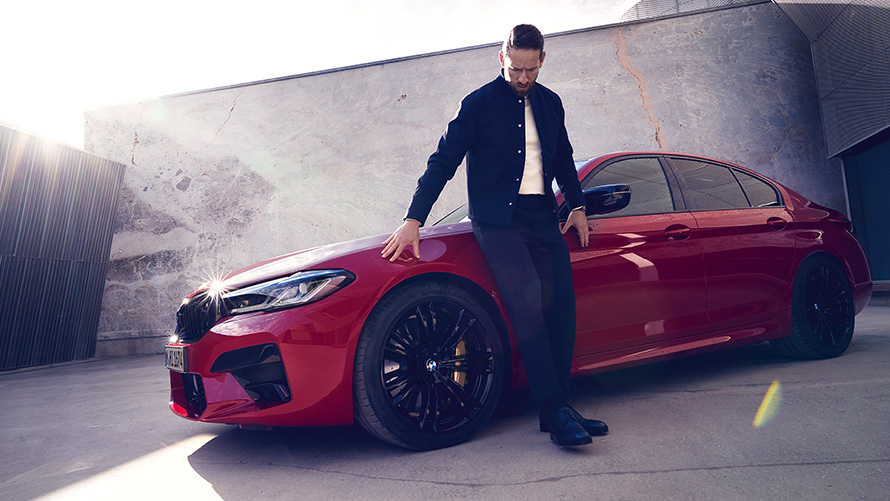 BMW M5 Competition F90 LCI facelift 2020 BMW Individual Imola Rot driekwart zijaanzicht met man
