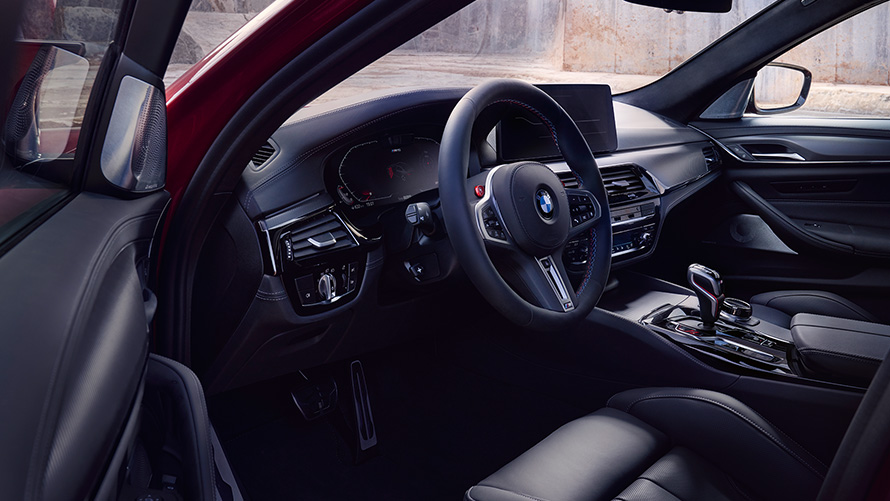 BMW M5 Competition F90 LCI facelift 2020 cockpit met geopende deur