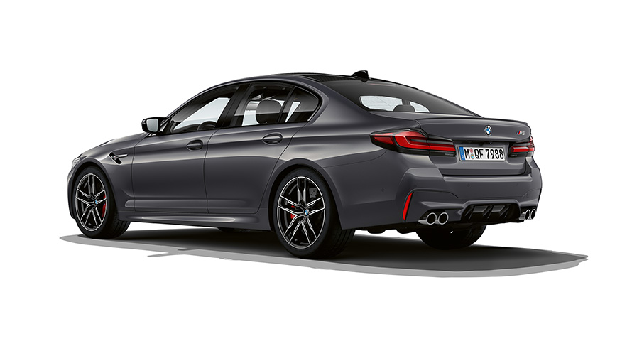BMW M5 F90 LCI facelift 2020 Brands Hatch Grau metallic driekwart achteraanzicht
