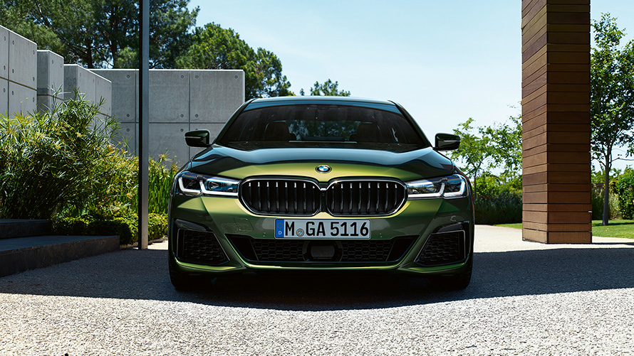 BMW M550i xDrive Berline G30 LCI facelift 2020 BMW Individual Verde Ermes metallic vooraanzicht 