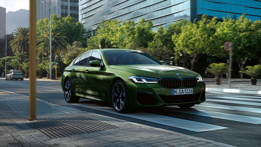 BMW M550i xDrive Berline G30 LCI facelift 2020 BMW Individual Verde Ermes metallic driekwart vooraanzicht rijdend