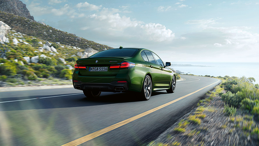 BMW M550i xDrive Berline G30 LCI facelift 2020 BMW Individual Verde Ermes metallic driekwart achteraanzicht rijdend
