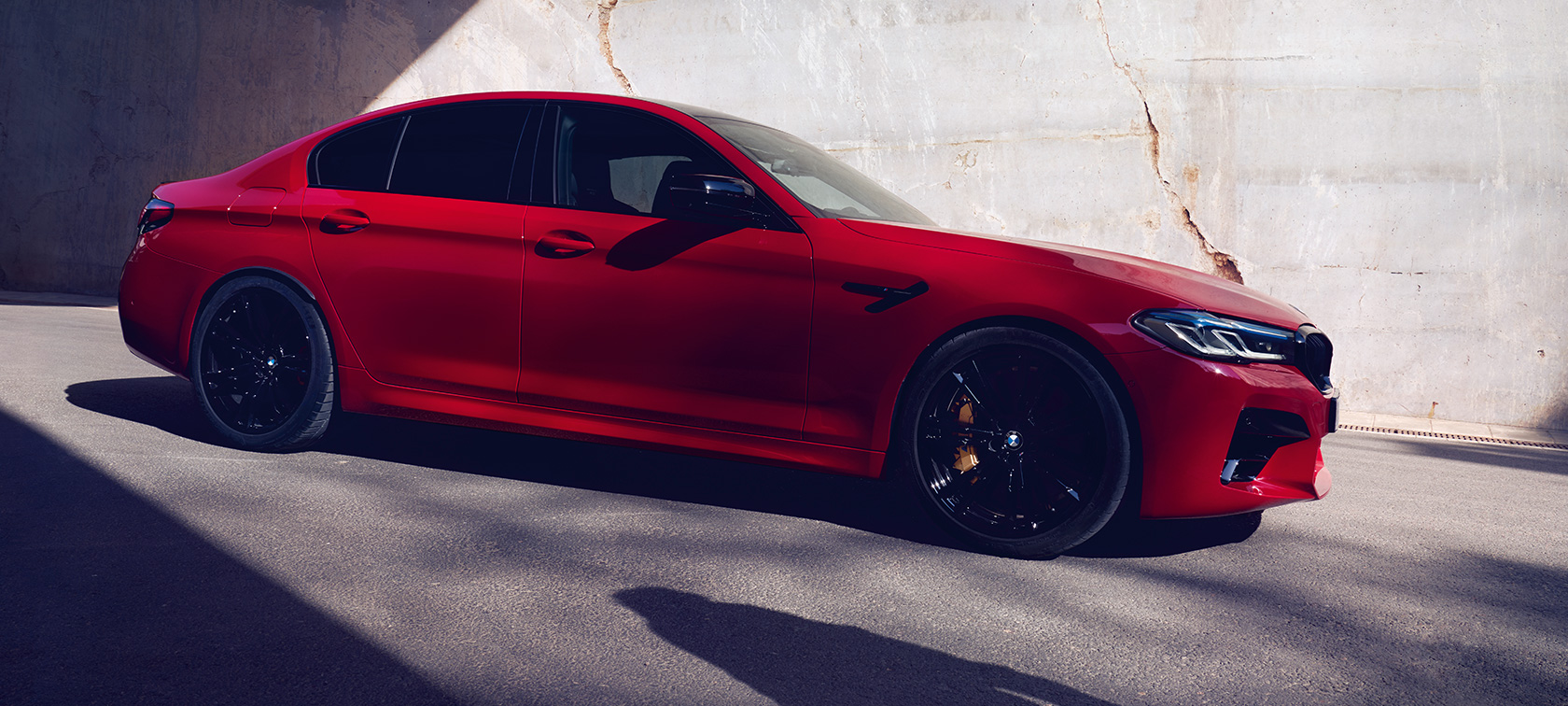 BMW M5 Competition F90 LCI facelift 2020 zijaanzicht BMW M5 Competition F90 LCI facelift 2020 BMW Individual Imola Rot zijaanzicht