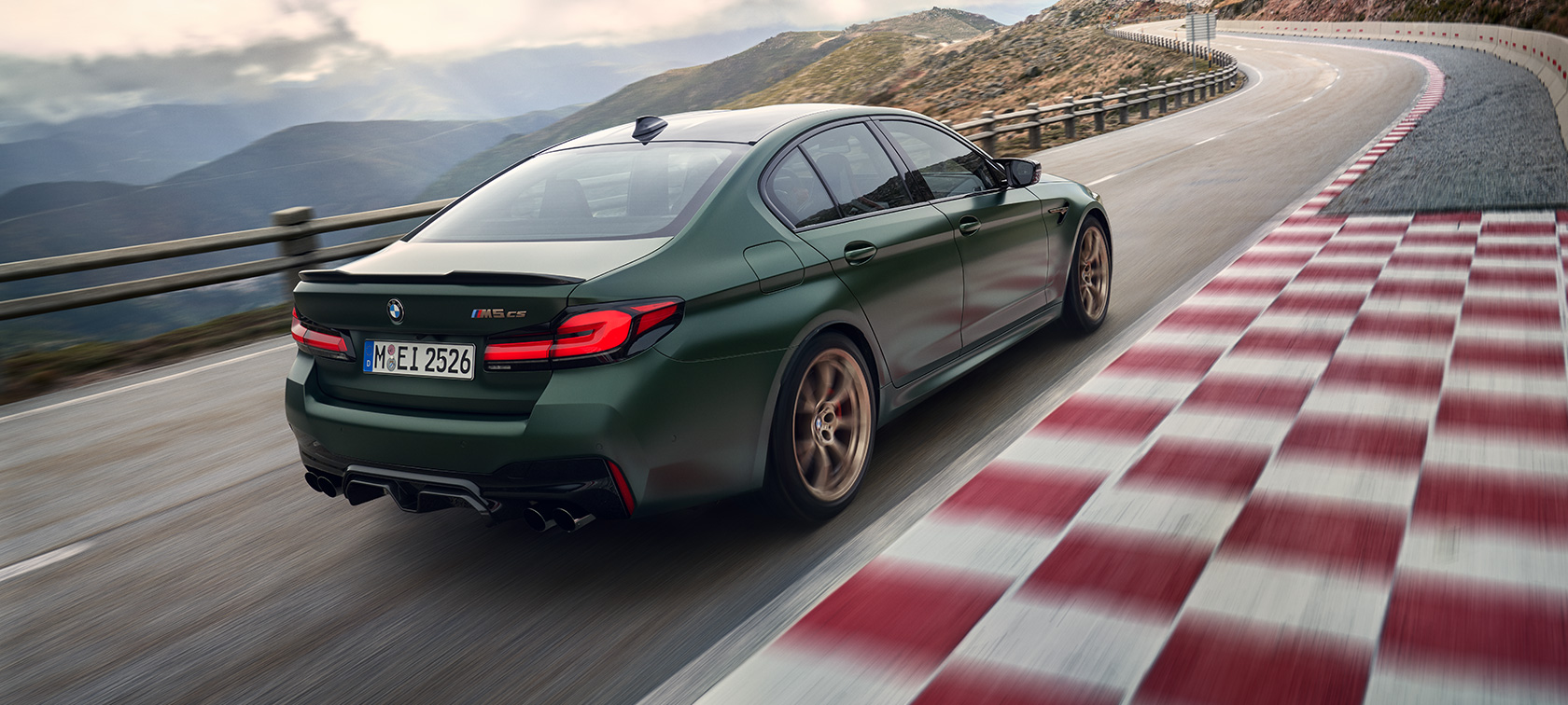 BMW M5 CS F90 2021 Frozen Deep Green metallic driekwart achteraanzicht BMW M5 CS F90 2021 Frozen Deep Green metallic driekwart achteraanzicht