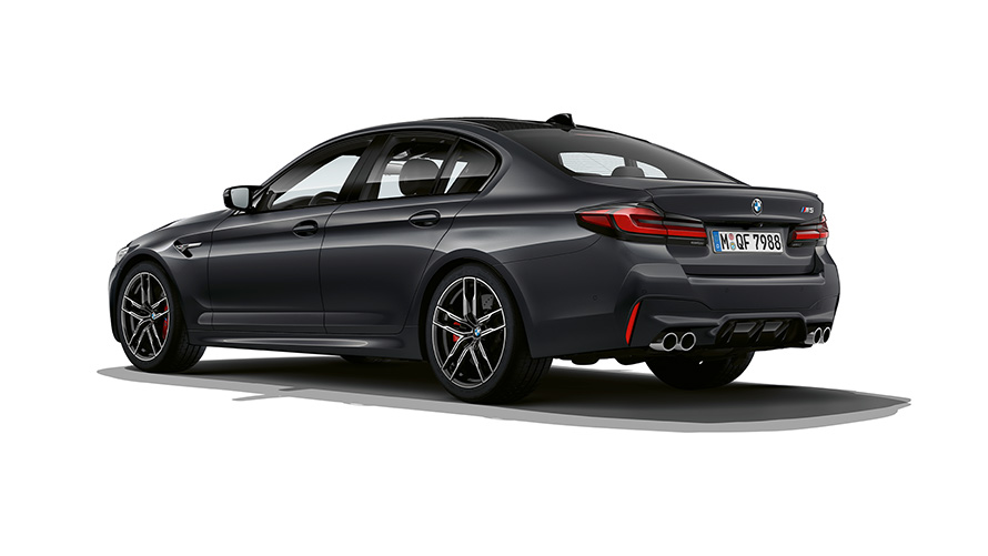 BMW M5 F90 LCI restylage 2020 Brands Hatch Grau metallic vue de trois quarts arrière