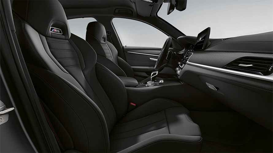 BMW M5 F90 LCI restylage 2020, habitacle avec porte ouverte