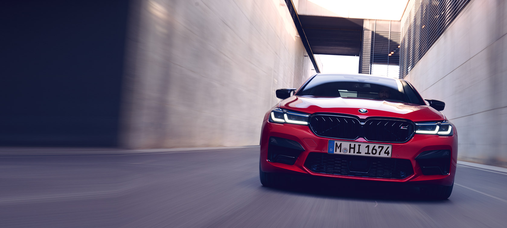 BMW M5 Competition F90 LCI Facelift 2020 BMW Individual Imola Rot, vue avant en mouvement