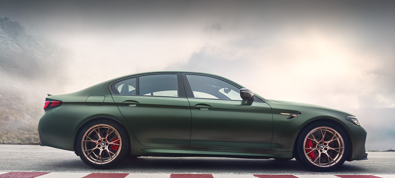 BMW M5 Competition F90 LCI facelift driekwart vooraanzicht stilstaand BMW M5 Competition F90 LCI facelift BMW Individual Imola Rot driekwart vooraanzicht stilstaand